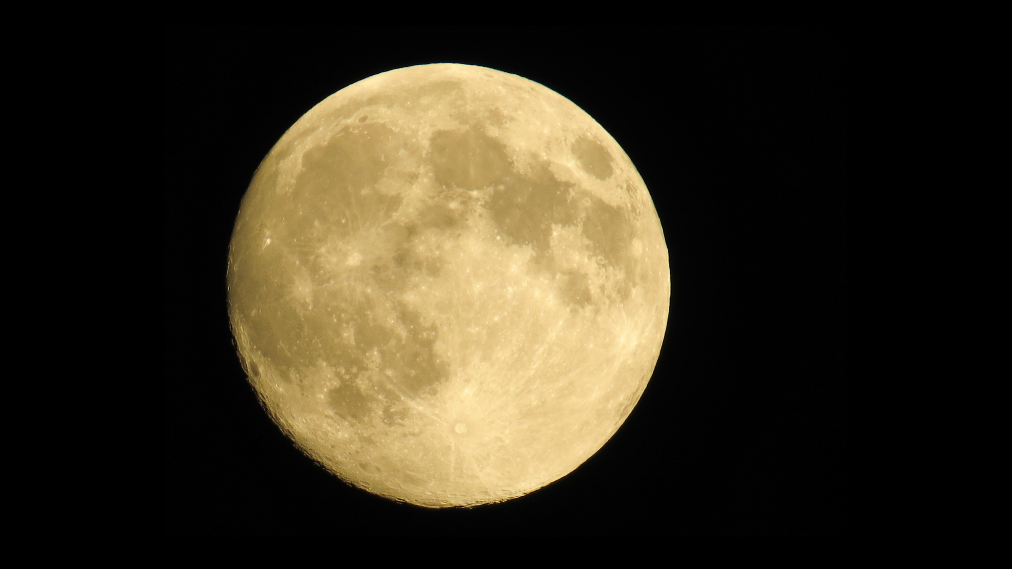 12news-why-does-the-moon-look-so-much-bigger-near-the-horizon